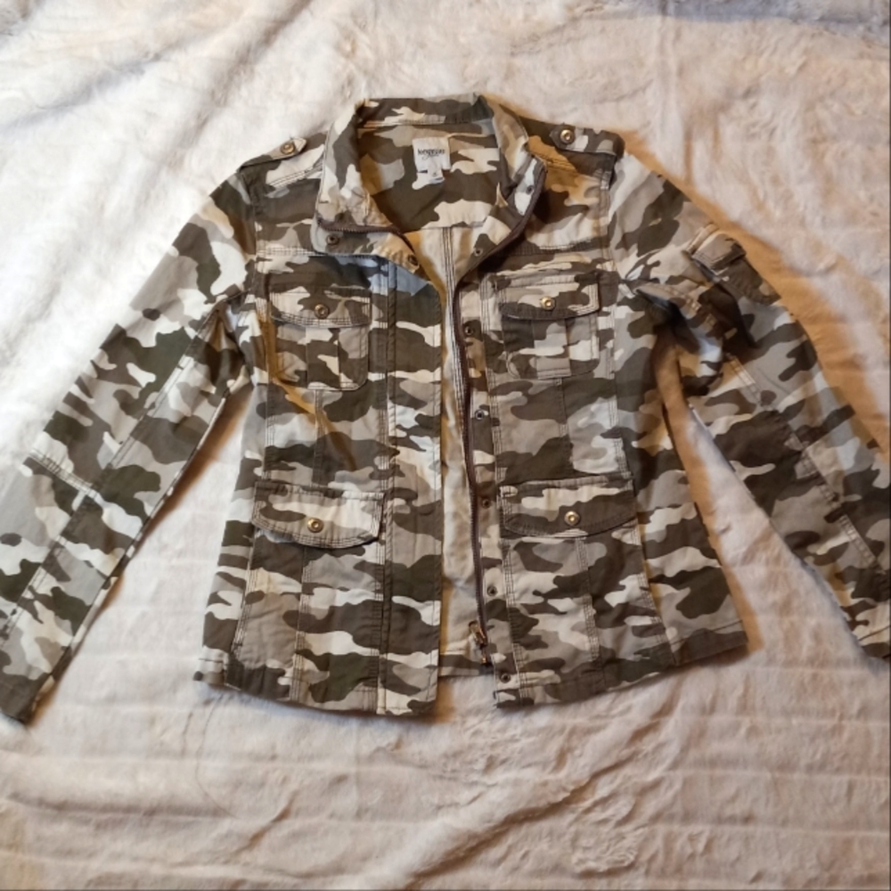KENSIE JEANS Green Faded Camouflage Utility Jacket. Small NWOT.